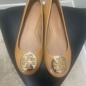 NWOB Tory Burch Gold Logo Tan Flats